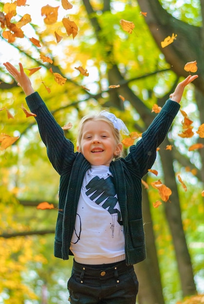 Une taupe joue avec des feuilles dans le parc