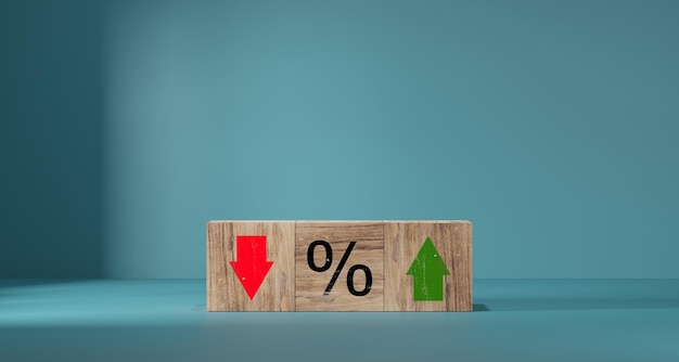 Photo taux d'intérêt concept de taux financiers et hypothécaires bloc de cube en bois avec symbole de pourcentage d'icône et direction de flèche vers le haut et vers le bas