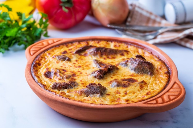 Tave kosi est un plat national albanais d'agneau cuit au four et de riz avec du yaourt en gros plan dans une casserole sur la table. vue de dessus horizontale d'en haut. nom turc; Tava d'Elbasan