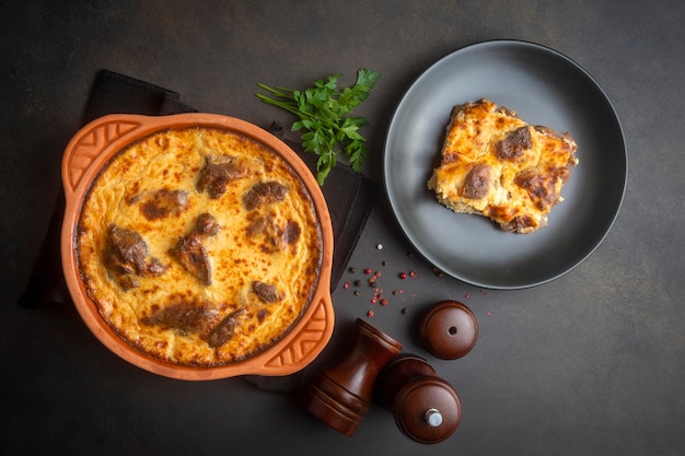 Tave kosi est un plat national albanais d'agneau cuit au four et de riz avec du yaourt en gros plan dans une casserole sur la table. vue de dessus horizontale d'en haut. nom turc; Tava d'Elbasan