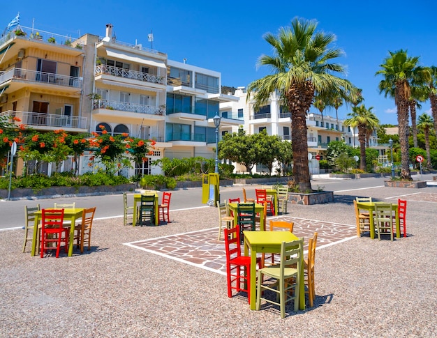 Taverne sans clients au milieu d'une pandémie de coronavirus sur le front de mer de la station balnéaire en Grèce