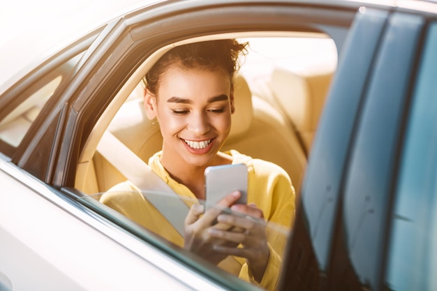 taxi, femme africaine, utilisation, téléphone, sur, siège arrière