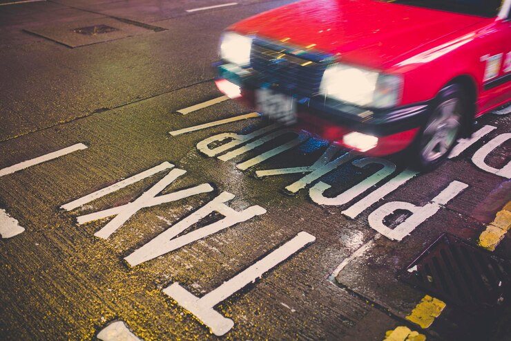 Photo un taxi à hong kong par une soirée pluvieuse