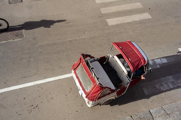 Un taxi Piaggio Ape traditionnel à 3 roues garé dans le centre de Palerme en Sicile
