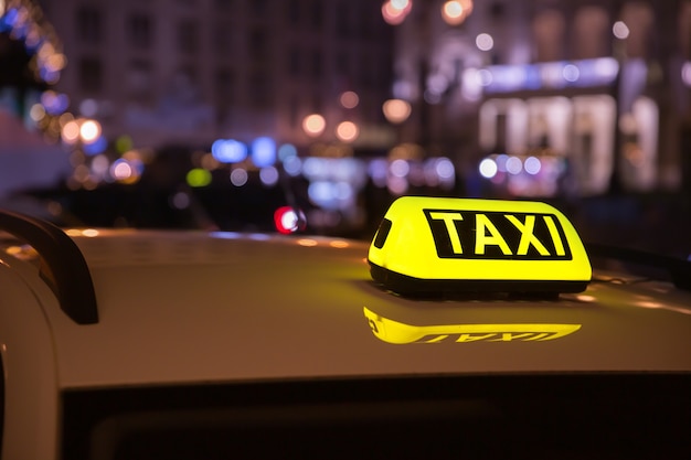 Taxi voiture taxi quelque part dans la rue en attente d'un passager.