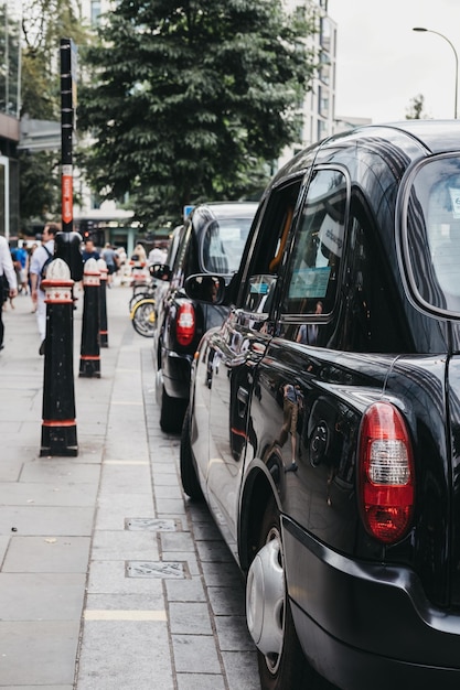 Taxis dans la rue en ville