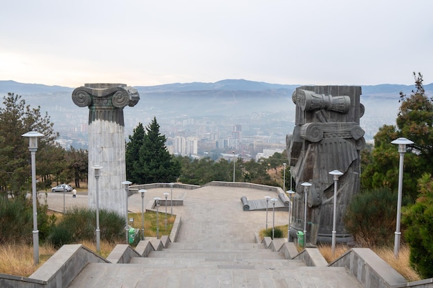 Photo tbilissi, géorgie 19 novembre 2023 monument connu sous le nom de chronique de géorgie ou mémorial de l'histoire de la géorgie