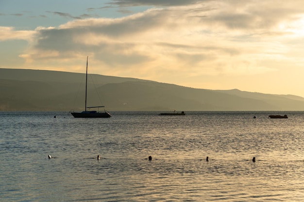 Tbilissi mer et bateau aux voiles dégonflées Paysage Sunrise