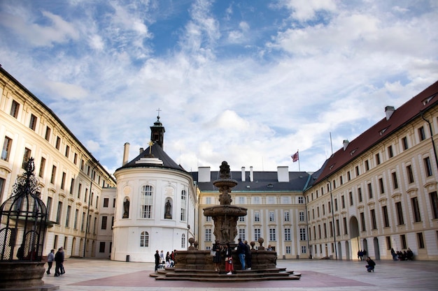 Les Tchécoslovaques et les voyageurs étrangers à pied visitent et prennent des photos d'un bâtiment antique rétro vintage classique au château de Prague le 25 septembre 2019 Prague République tchèque