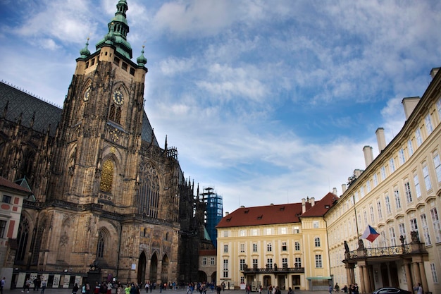 Les Tchécoslovaques et les voyageurs étrangers à pied visitent et prennent des photos d'un bâtiment antique rétro vintage classique au château de Prague le 25 septembre 2019 Prague République tchèque