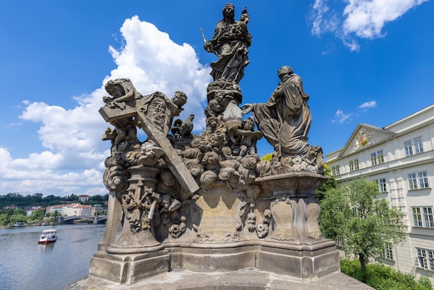 Tchéquie Pont Charles baroque sur Vlatva reliant le petit quartier du château de Prague et la vieille ville