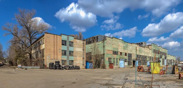 Tchernomorsk, Ukraine. 21.03.2021. Ateliers d'usine du chantier naval de Tchernomorsk par une journée de printemps ensoleillée