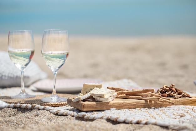 Été beau pique-nique romantique au bord de la mer. Le concept de vacances.