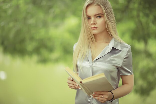 Été belle jeune blonde dans le parc