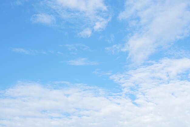 Été bleu dégradé nuages doux fond blanc clair nuageux beauté dans la lumière du soleil calme air d'hiver lumineux paysage turquoise lumineux dans l'environnement de jour vue d'horizon vent de printemps