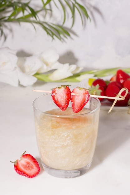 Été avec boisson chatoyante sur fond gris