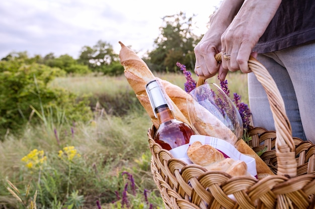 Été - Une fille avec un panier part en pique-nique