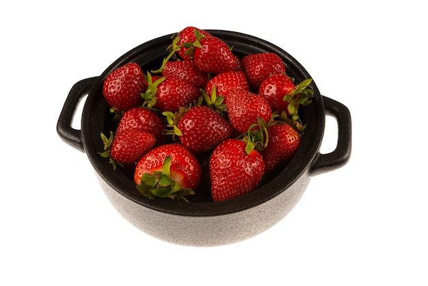 Été frais parfumé à la fraise propre dans une casserole noire isolée sur fond blanc
