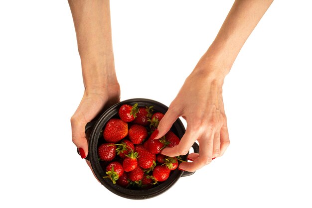 Été frais parfumé à la fraise propre dans une casserole noire isolée sur fond blanc