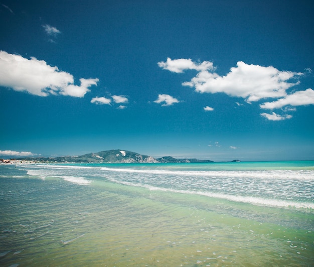 Été de plage de concept de voyage avec des nuages et le ciel bleu