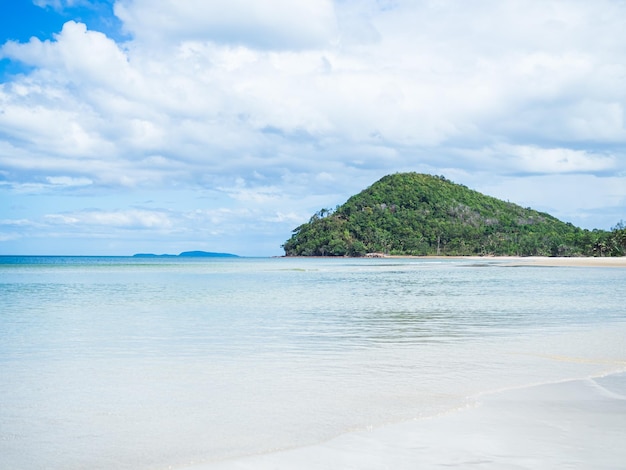 Été de plage de sable de mer sur la montagne et l'océan de vague de fond de ciel bleu