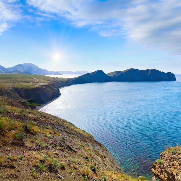 Été sunshiny rocky sea littoral cap caméléon à l'horizon Crimée Ukraine