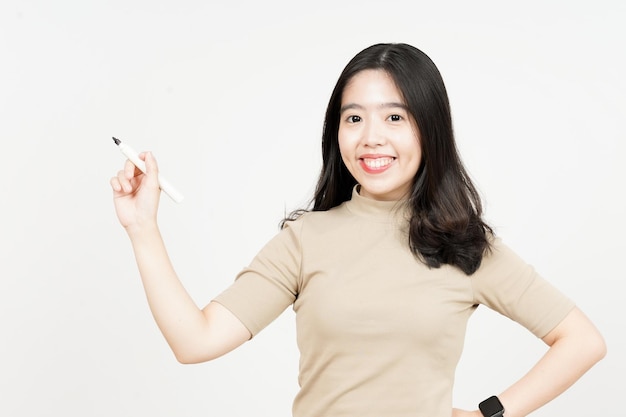 Teacher Holding Marker Enseignement en ligne d'une belle femme asiatique isolée sur fond blanc