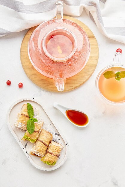 Teapot en verre avec du cranberry naturel et de l'aubergine de mer et du miel turc traditionnel