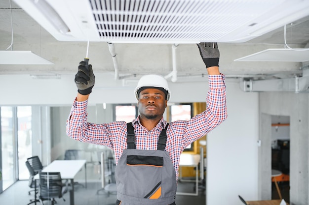 Technicien africain réparateur de climatiseur