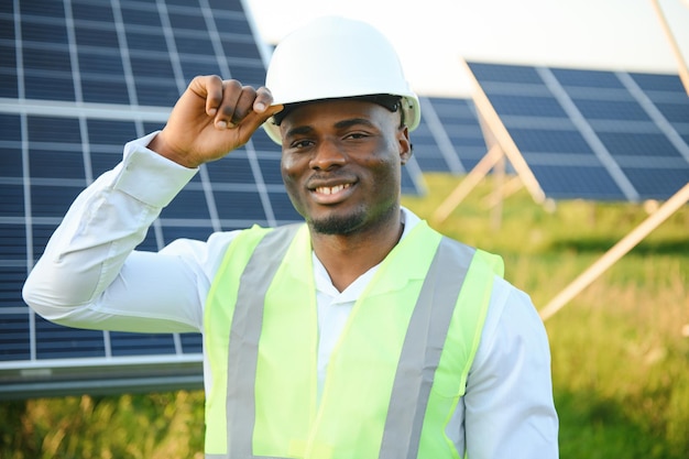 Un technicien afro-américain vérifie l'entretien des panneaux solaires. Un ingénieur noir à la centrale solaire.