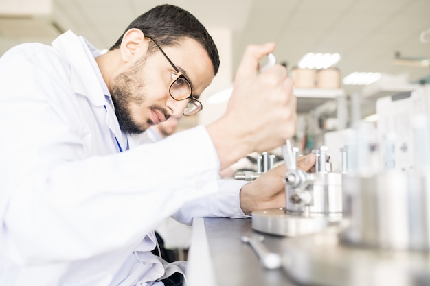 Technicien arabe remplaçant le roulement dans l'atelier d'usine