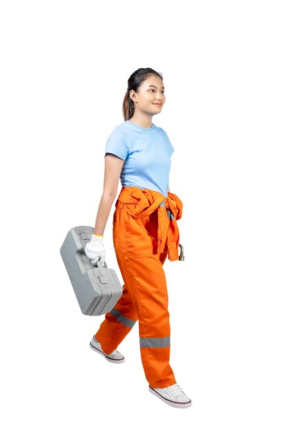 Technicien automobile femme asiatique en uniforme transportant une boîte de cric de voiture et une clé