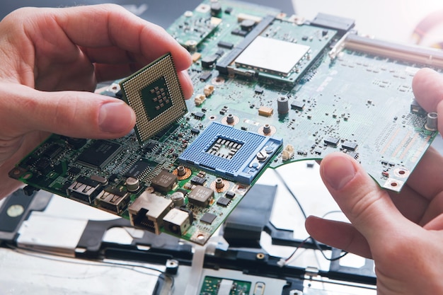 Technicien brancher le microprocesseur CPU au socket de la carte mère. Contexte de l'atelier