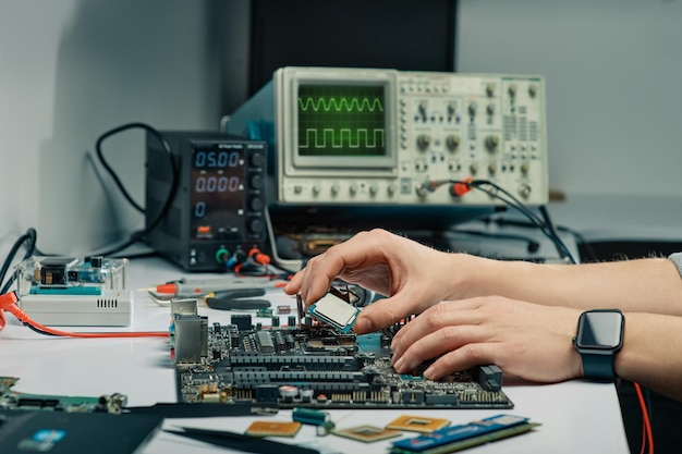 Technicien brancher le microprocesseur CPU au socket de la carte mère.