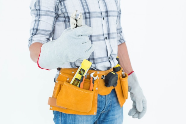 Technicien avec ceinture porte-outils autour de la taille