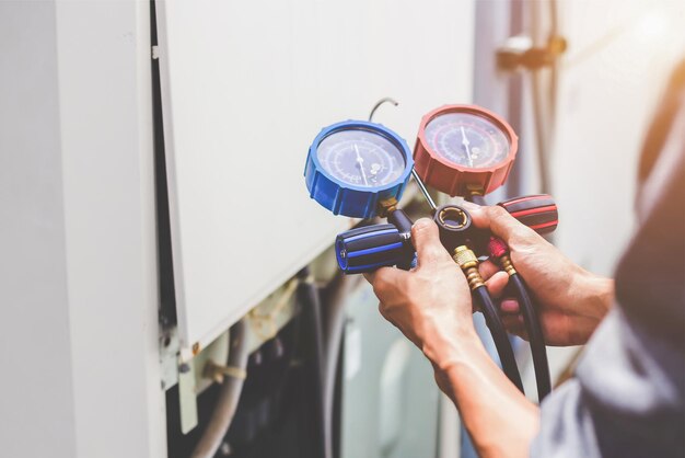 Le technicien en climatisation vérifie le fonctionnement des climatiseurs industriels.