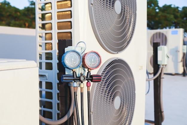 Technicien en climatisation vérifie le fonctionnement des climatiseurs industriels