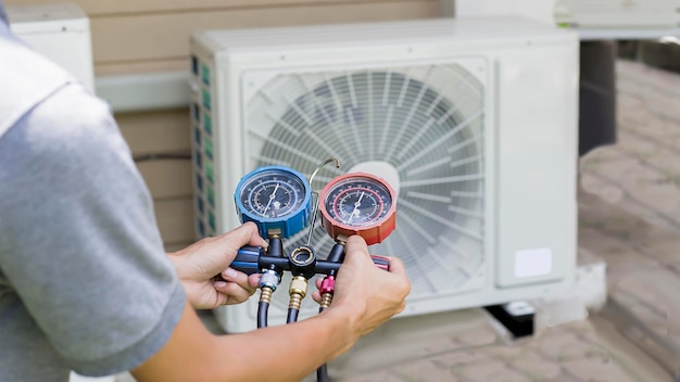 Le technicien de climatiseur vérifie le fonctionnement des climatiseurs industriels