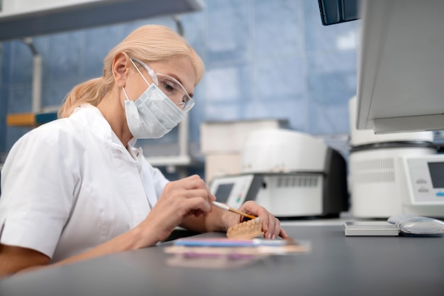 Technicien dentaire faisant des dents artificielles en laboratoire