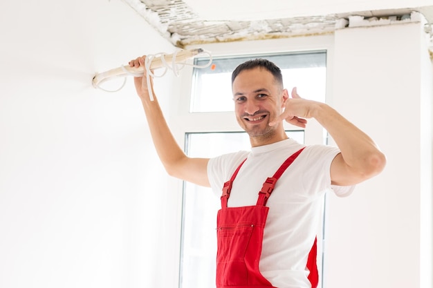 Le technicien du système de climatisation travaille à l'installation d'un nouveau climatiseur dans l'appartement.