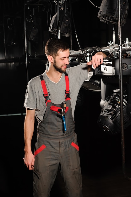 Le technicien éclairage règle les lumières de la scène.