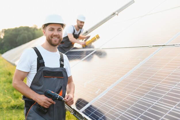 Technicien électricien et instrument installateur et maintenance du système électrique panneau solaire sur le toit de l'usine Service de vérification de l'installation de la cellule solaire