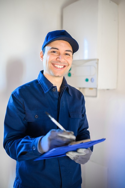 Technicien d'entretien d'un chauffe-eau