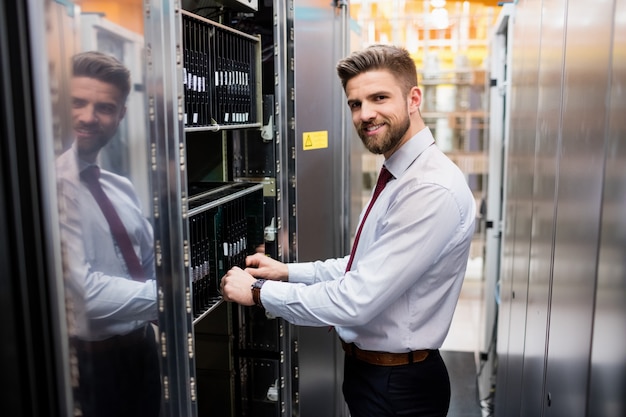 Technicien examinant le serveur