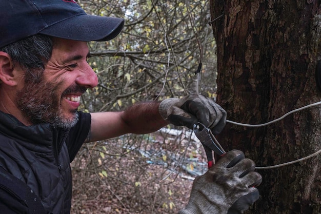 technicien faisant une installation électrique dans la nature.