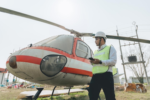 Technicien fixant le moteur de l'avion