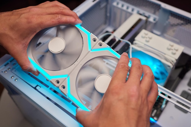 Un technicien en informatique installe le système de refroidissement de l'ordinateur