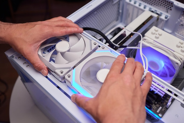 Un technicien en informatique installe le système de refroidissement de l'ordinateur