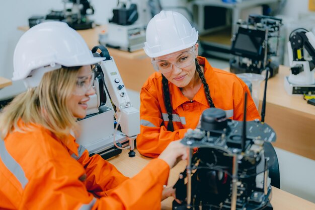 Technicien ingénieur apprenant et opérant dans le programme de formation
