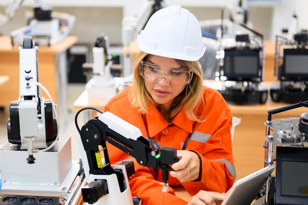 Technicien ingénieur en uniforme de protection opérant dans un programme de formation Spécialiste de vérification et d'essai de machines automatiques